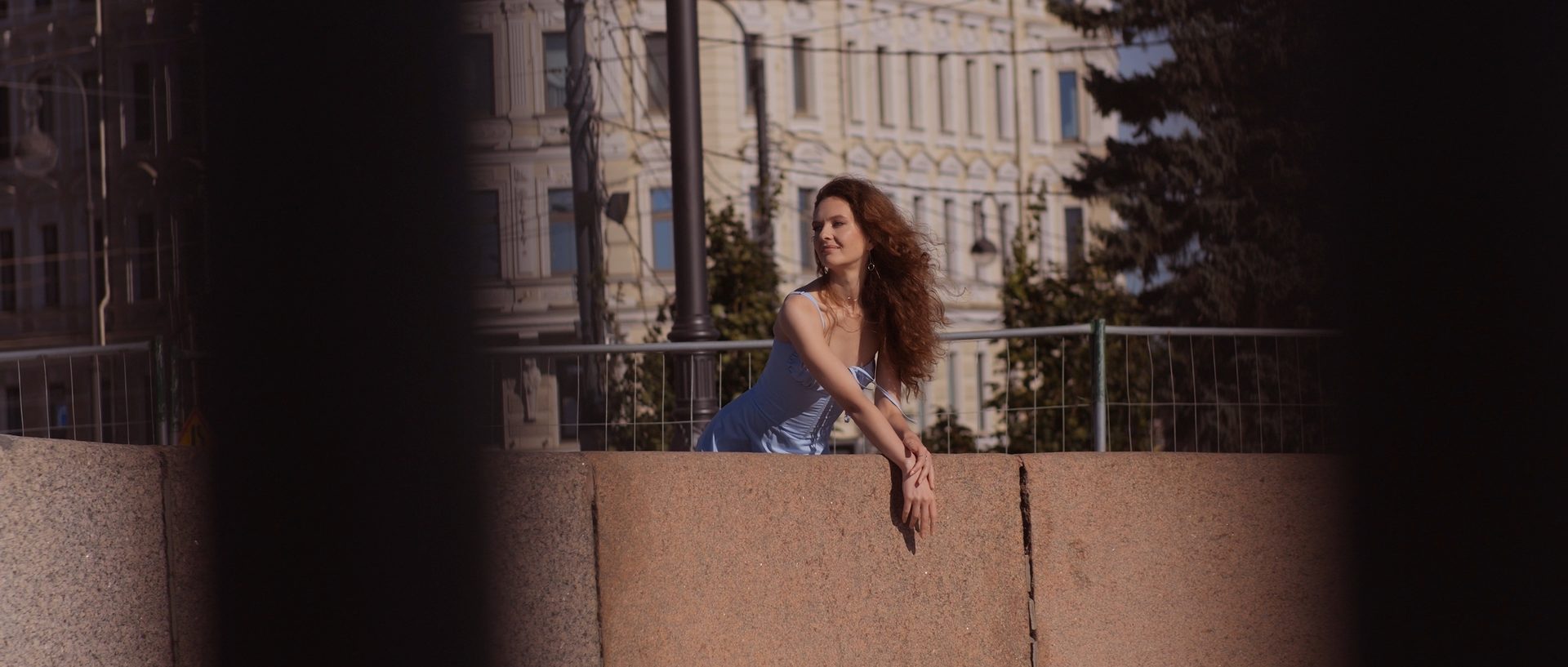 Марина Чайка на набережной Петербурга, солнце в волосах